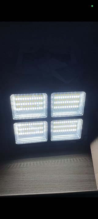 Foco solar y cargador