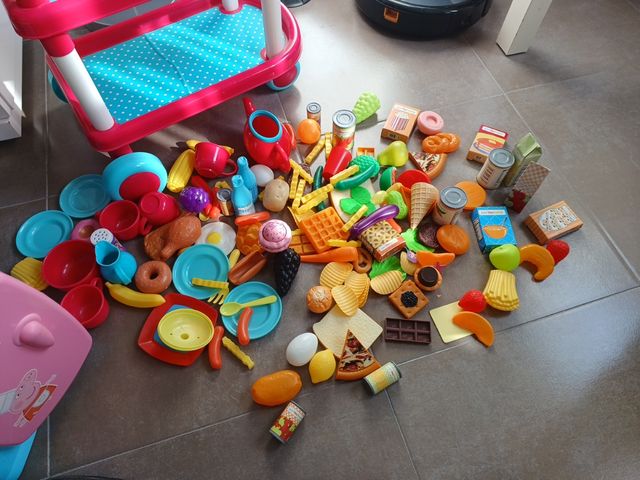 Set di cucina, cameriera e pasti