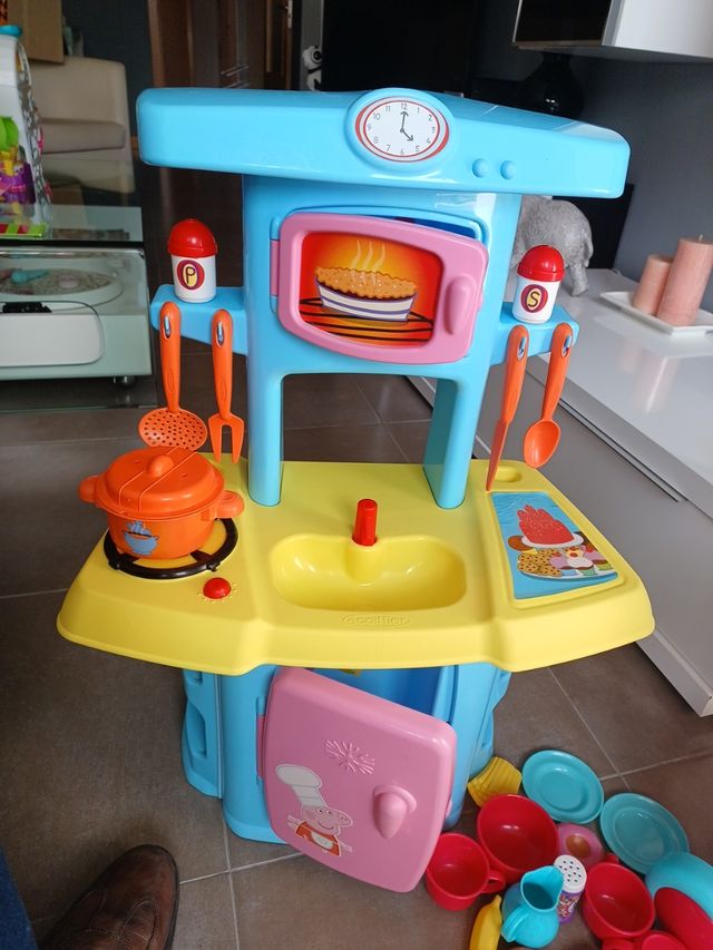 Set di cucina, cameriera e pasti