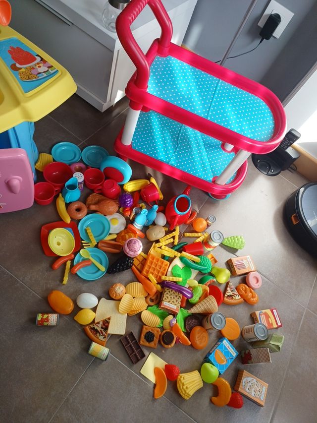 Set di cucina, cameriera e pasti