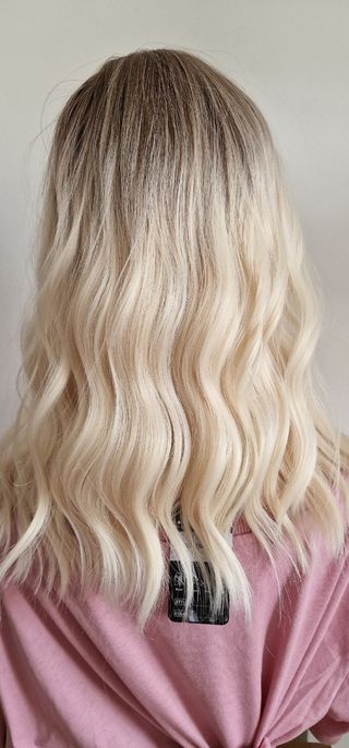 Peluca rubia  platino ondulada 