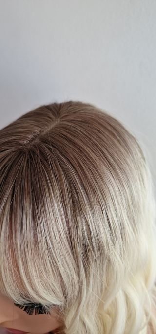 Peluca rubia  platino ondulada 