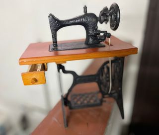 Máquina de Coser en Miniatura.
