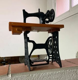 Máquina de Coser en Miniatura.