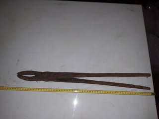 Yunque y tenazas de herrero .