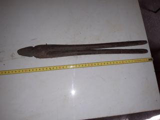 Yunque y tenazas de herrero .