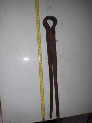 Yunque y tenazas de herrero .