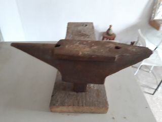 Yunque y tenazas de herrero .