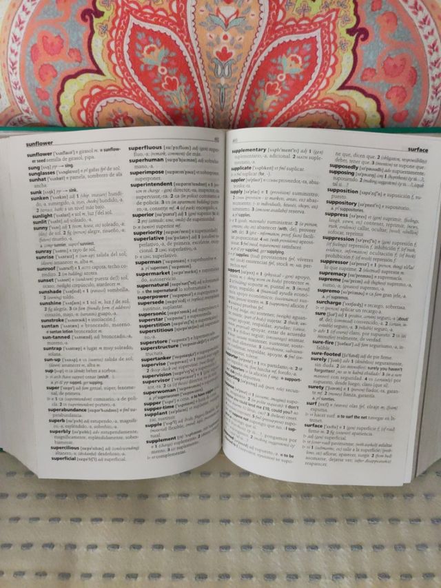 Diccionario Compact English-Spanish / Español-Inglés (Diccionarios Escolares) (Spanish Edition)