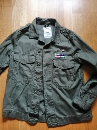 Chaqueta verde estilo militar 