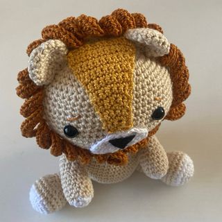 Leone pupazzo amigurumi