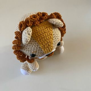 Leone pupazzo amigurumi