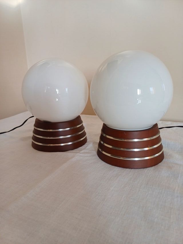 coppia lampade in vetro opalino e base in legno