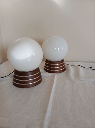 coppia lampade in vetro opalino e base in legno