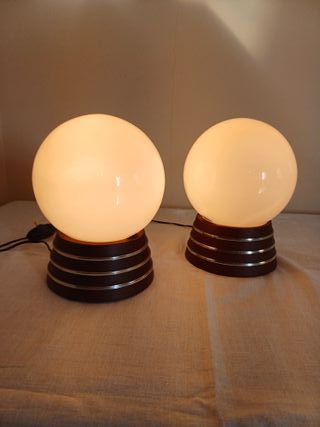 coppia lampade in vetro opalino e base in legno