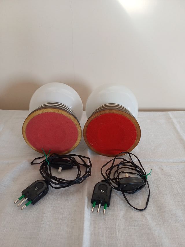 coppia lampade in vetro opalino e base in legno