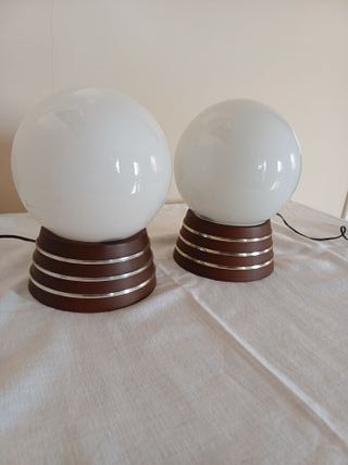 coppia lampade in vetro opalino e base in legno