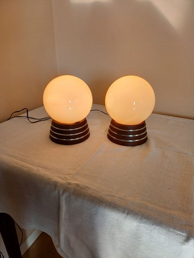 coppia lampade in vetro opalino e base in legno