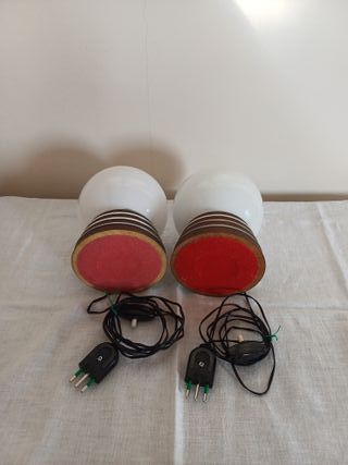 coppia lampade in vetro opalino e base in legno
