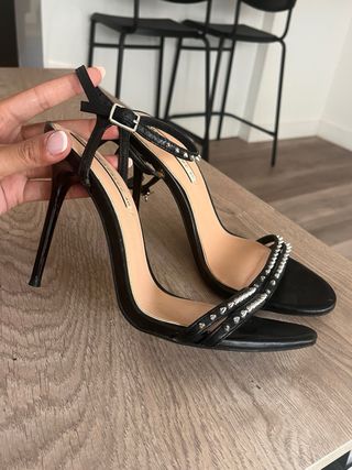 Sandalia negra tachas