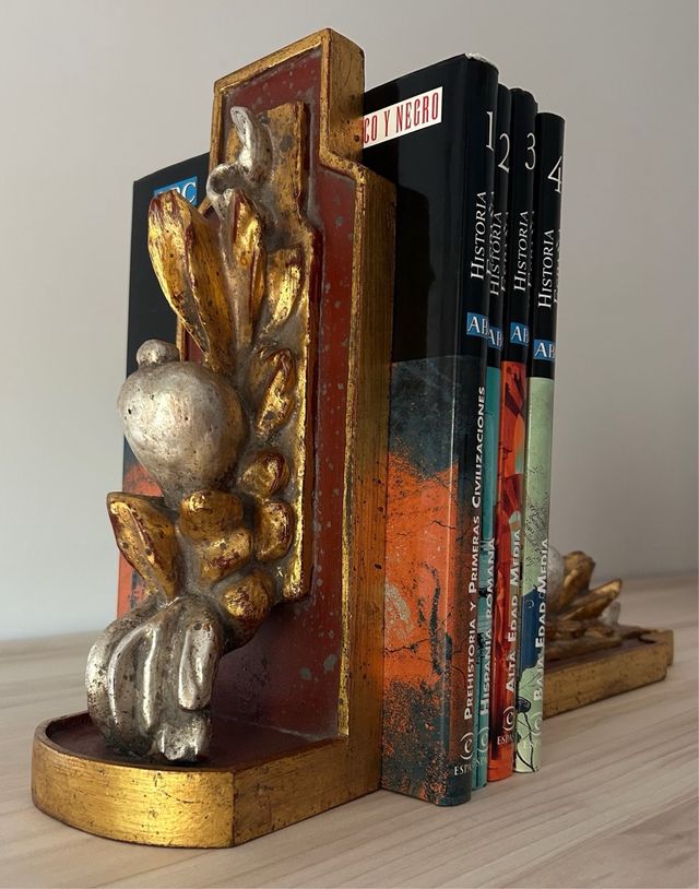 Reposalibros decorativos