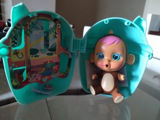 Bebé llorón con casa