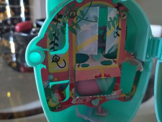 Bebé llorón con casa