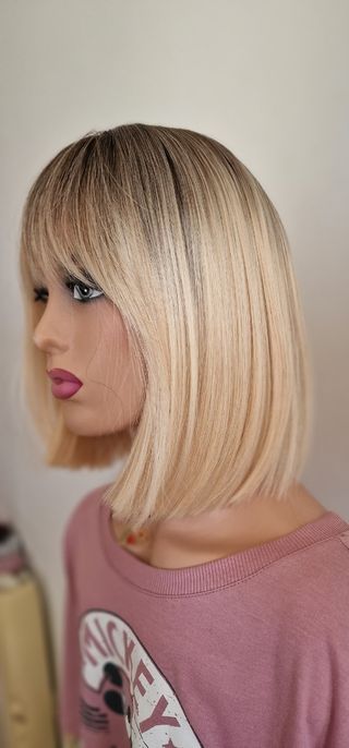 Peluca Bob rubia flequillo 