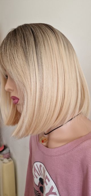 Peluca Bob rubia flequillo 