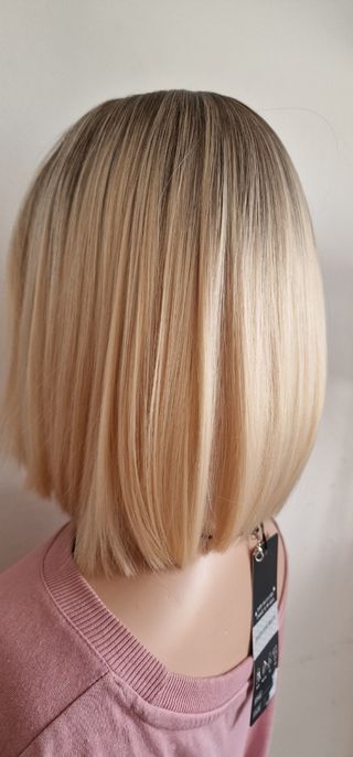 Peluca Bob rubia flequillo 