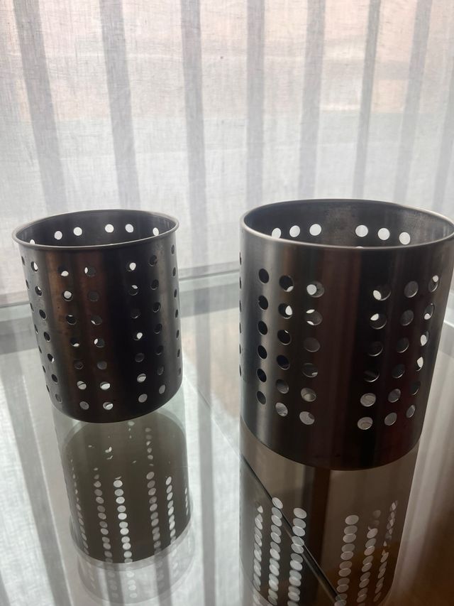 Dos botes metalicos de IKEA