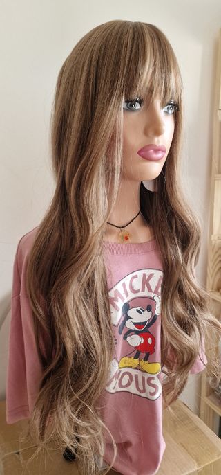 Bonita peluca ondulada con flequillo 