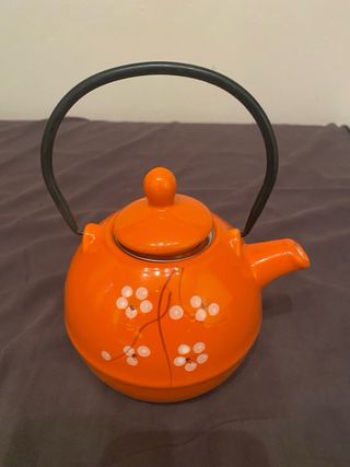 Teiera con quattro tazze