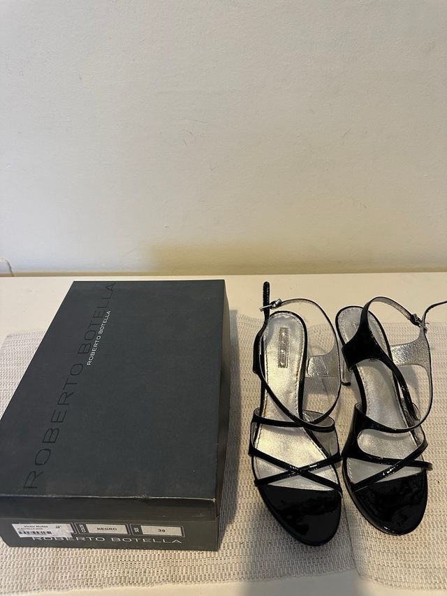 Sandalia Tacon Charol Roberto Botella
