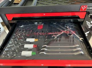 Caro con hermientas 380