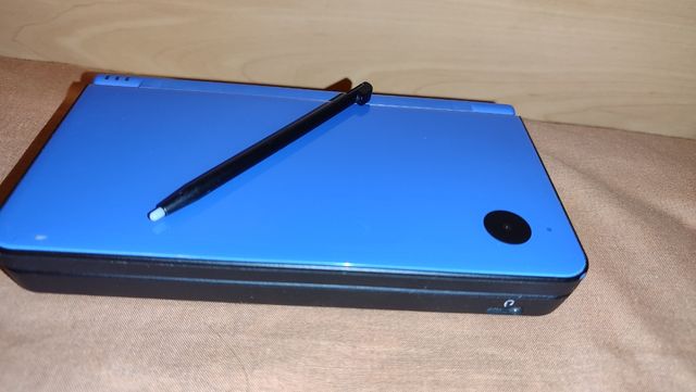 Nintendo DSi XL azul
