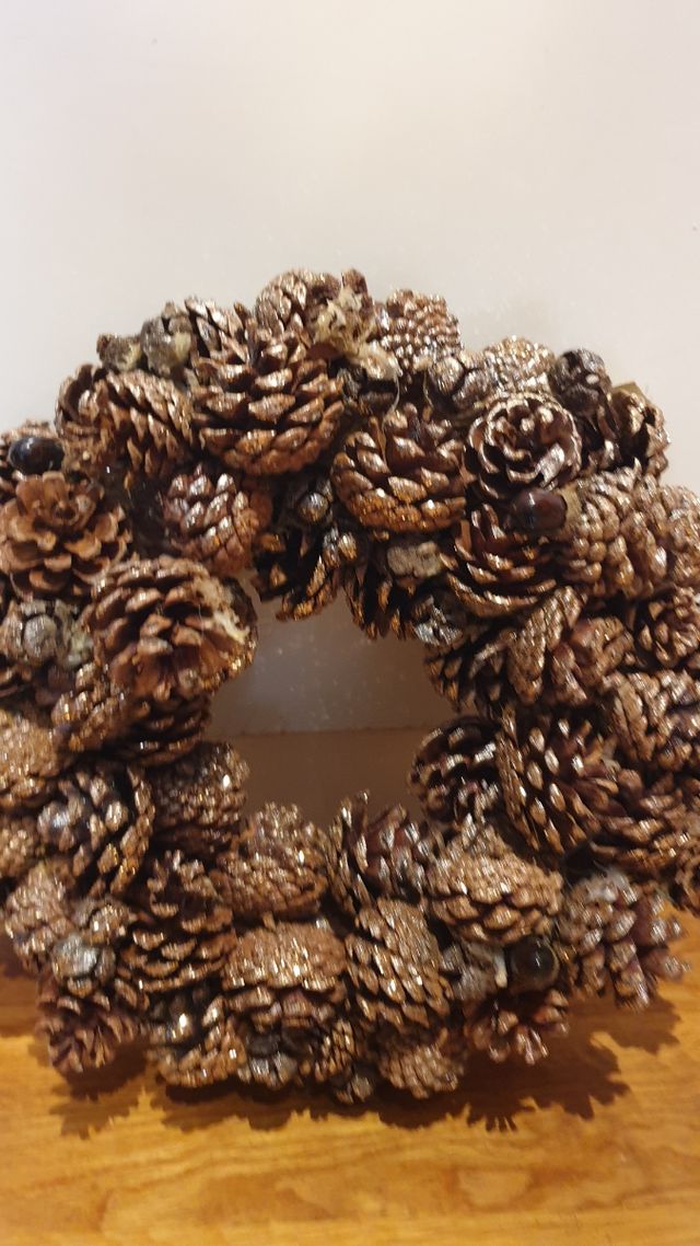 CORONA NAVIDEÑA PIÑAS DORADA