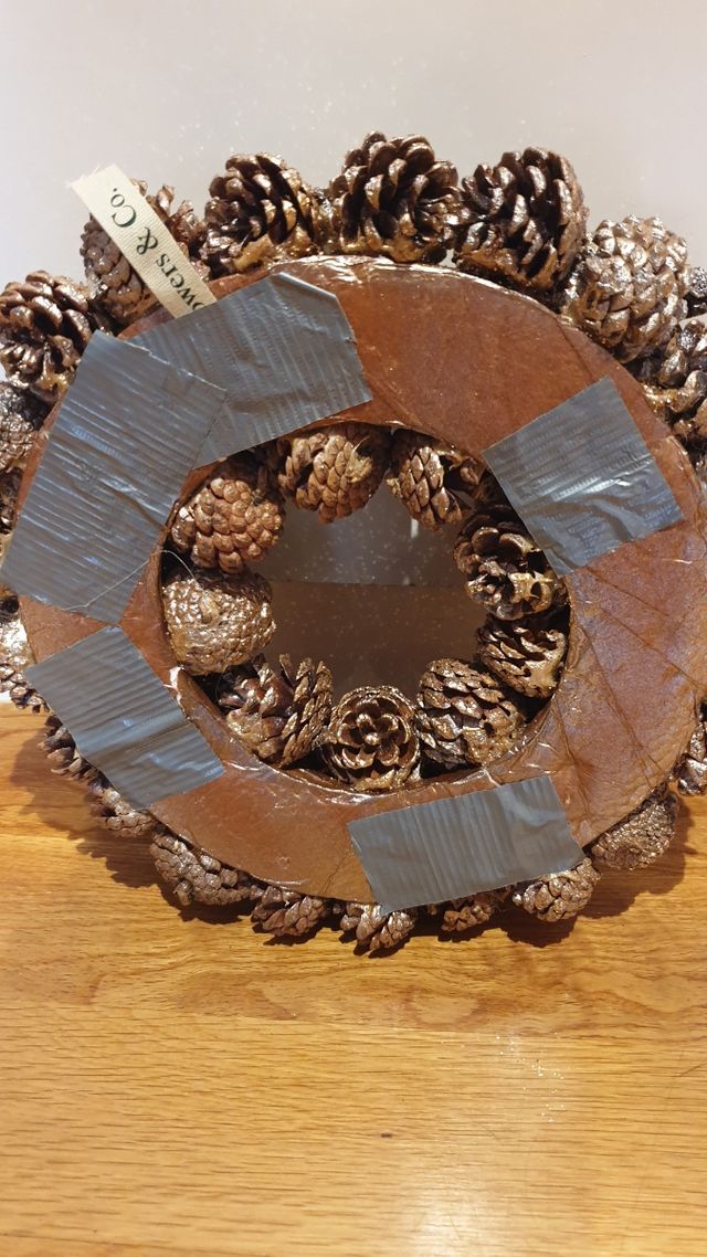 CORONA NAVIDEÑA PIÑAS DORADA