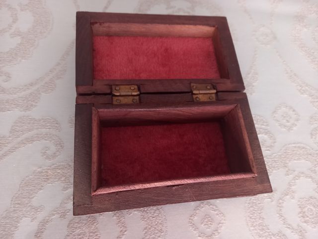 Preciosa caja de artesanía madera