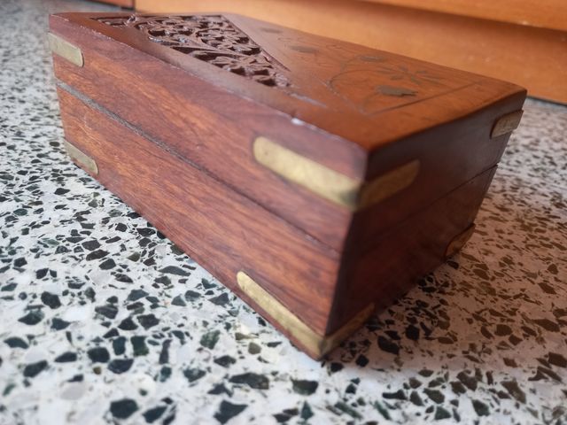 Preciosa caja de artesanía madera