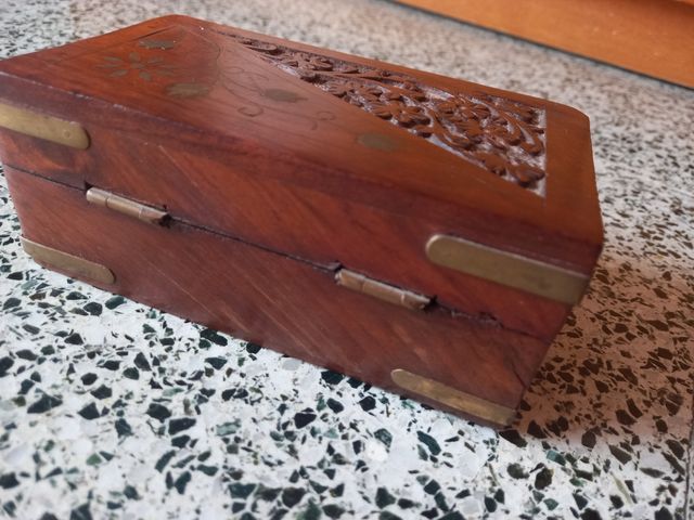 Preciosa caja de artesanía madera