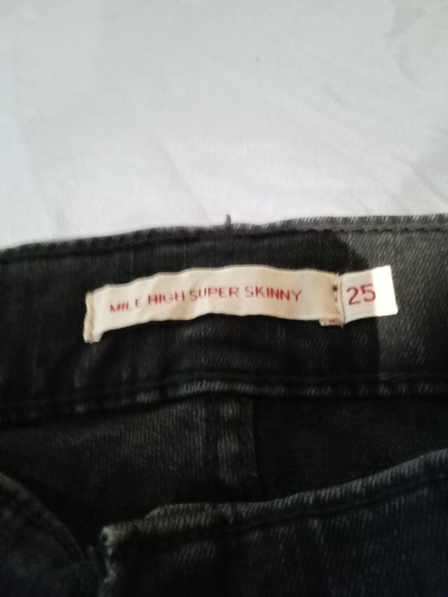 Pantalón Levi"s talla 25