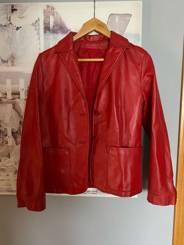 Blazer roja stradivarius T.M piel 100% impecable