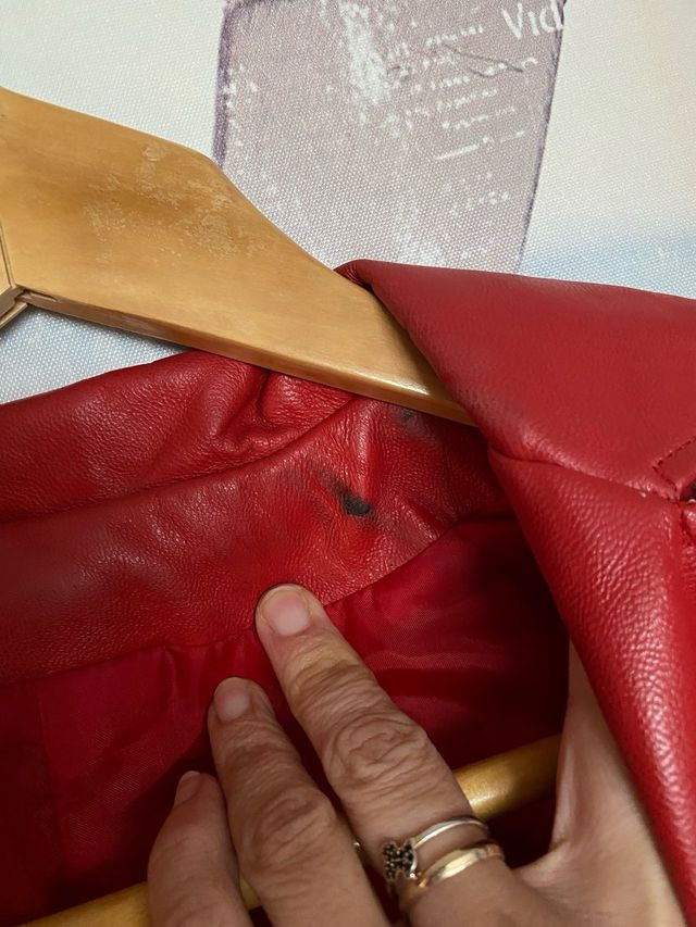 Blazer roja stradivarius T.M piel 100% impecable