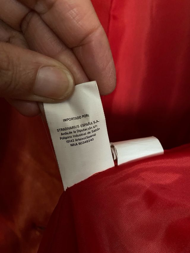 Blazer roja stradivarius T.M piel 100% impecable
