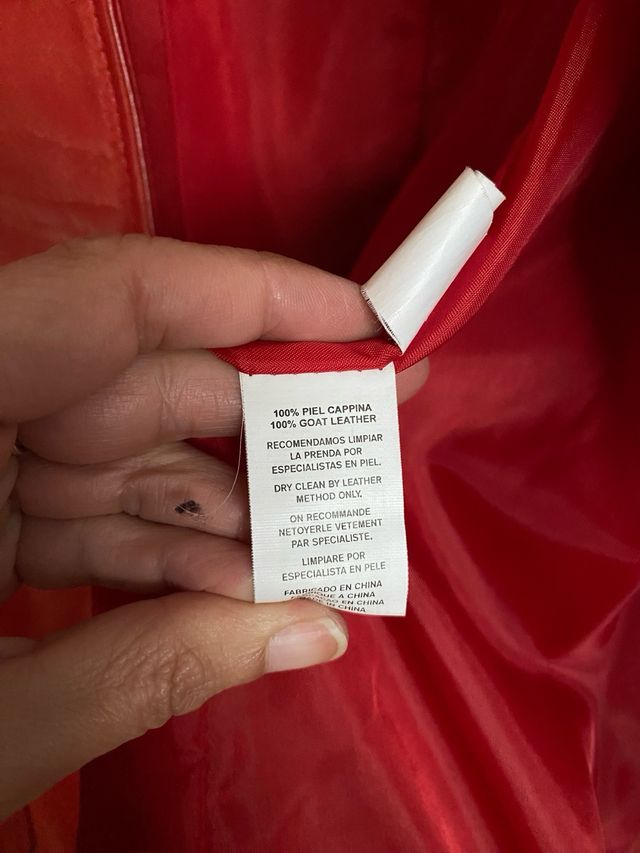 Blazer roja stradivarius T.M piel 100% impecable