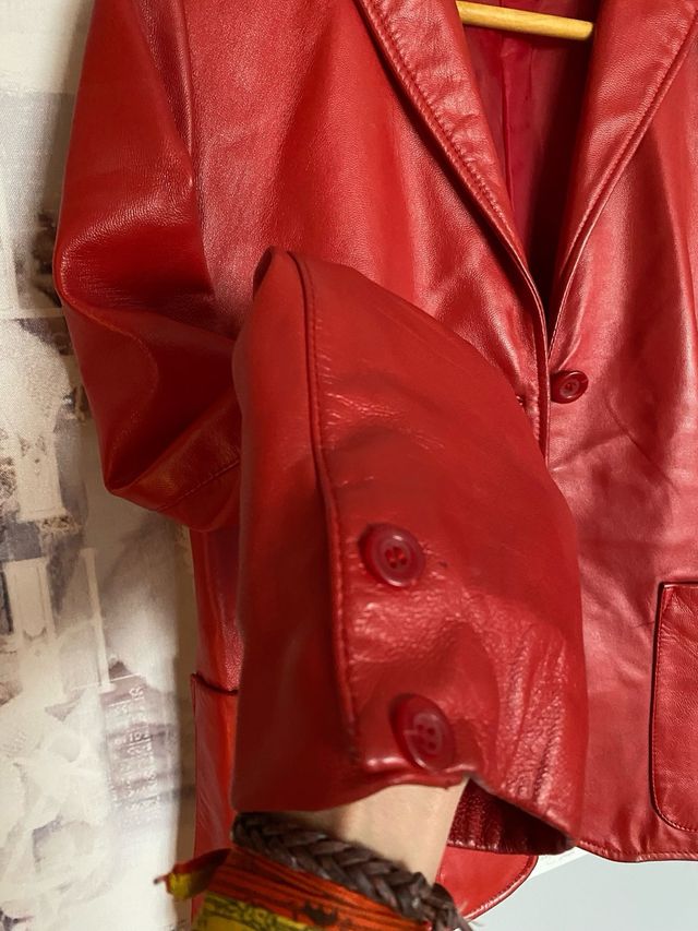 Blazer roja stradivarius T.M piel 100% impecable