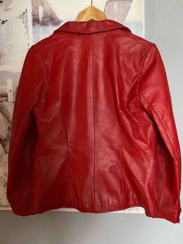 Blazer roja stradivarius T.M piel 100% impecable