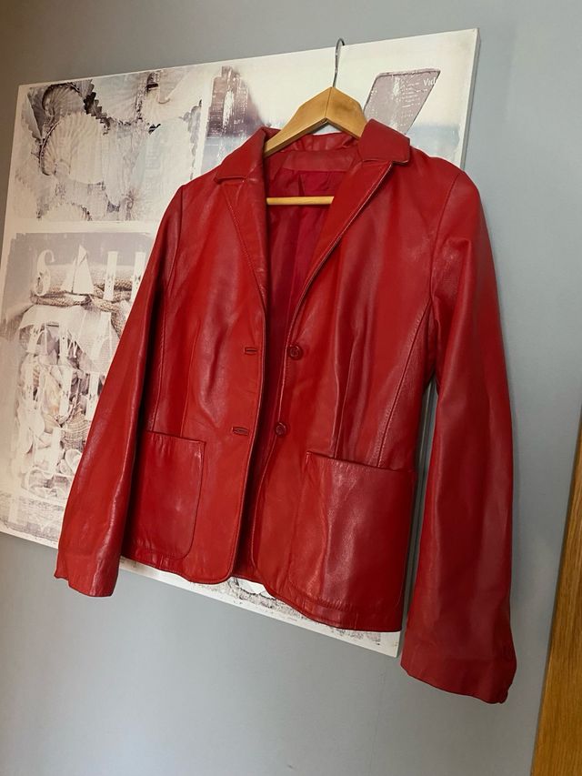 Blazer roja stradivarius T.M piel 100% impecable