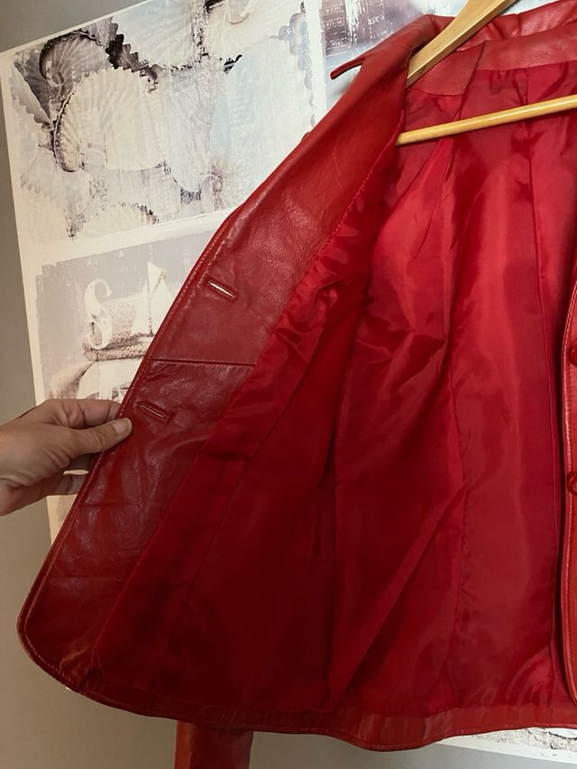 Blazer roja stradivarius T.M piel 100% impecable